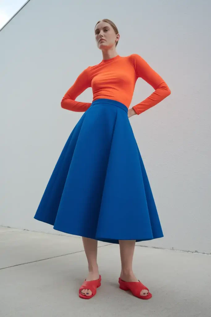 Color Blocking Outfits With Bold Jelly Shoes as the Anchor